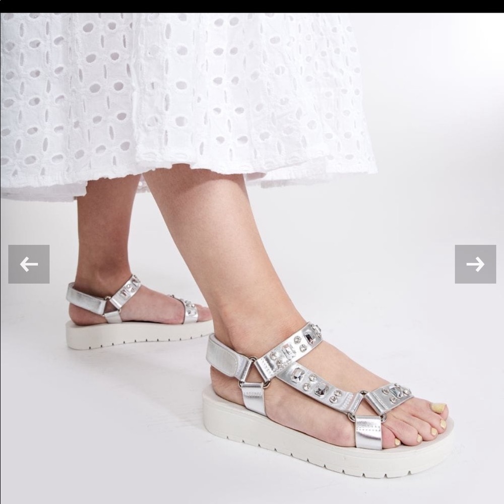 NWOT Moda In Pelle Silver Sandals 37 (US 6)